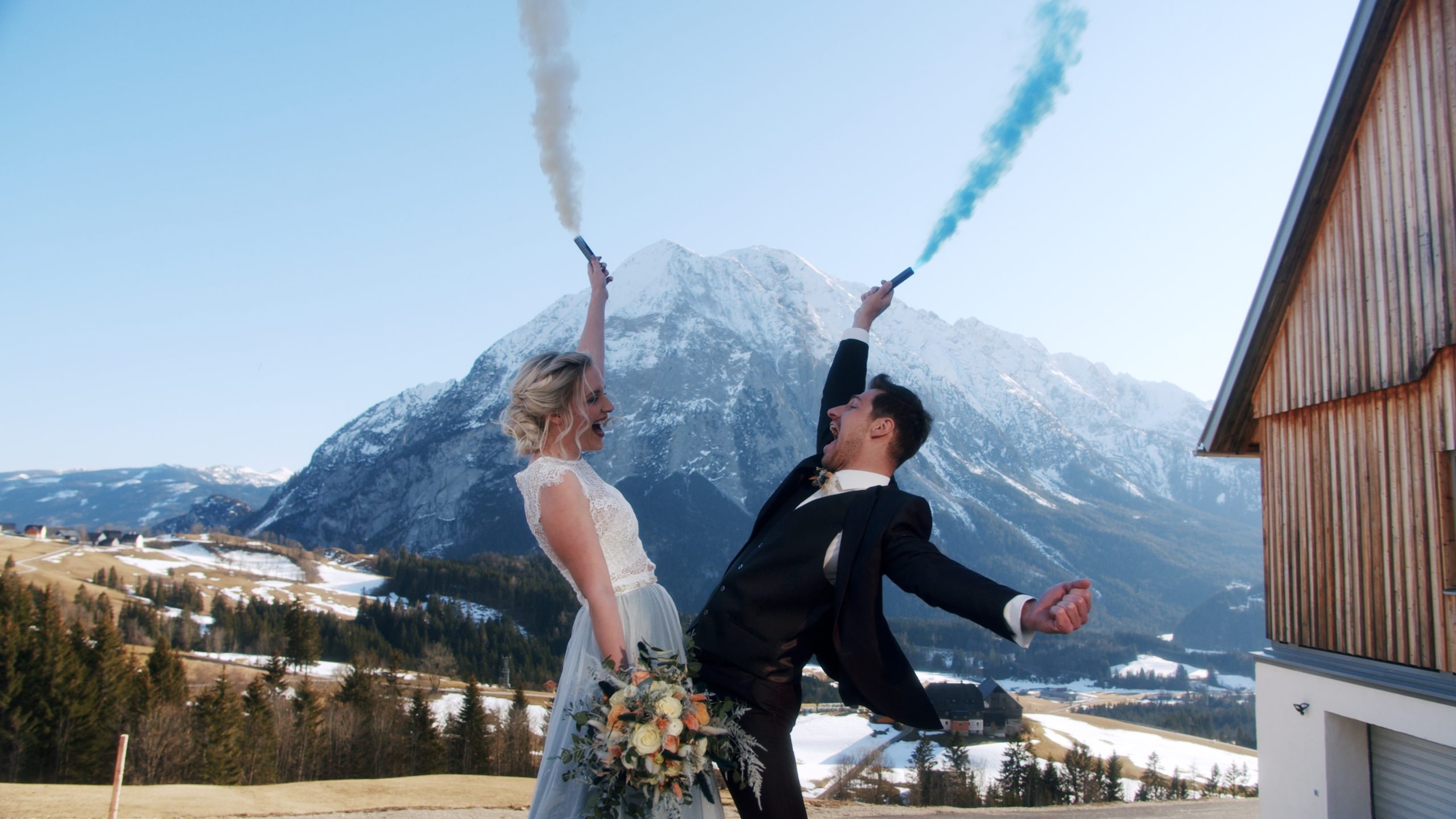 Brautpaar mit Leuchtfackeln